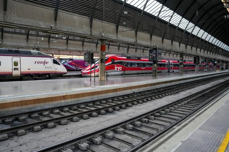Adif sube tarifas a Renfe, Iryo y Ouigo: ¿subirá el precio del billete?