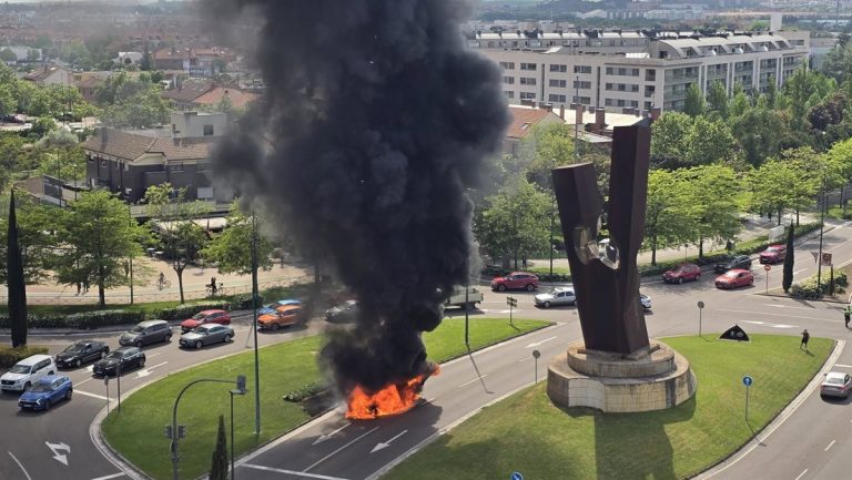 Caos en rotonda de Santiago: Error de conductor por GPS provoca incidente