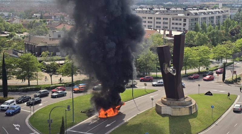 Caos en rotonda de Santiago: Error de conductor por GPS provoca incidente