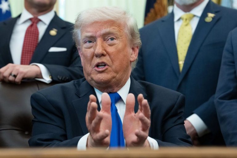 Trump amenaza con 'tomar el control' de Cuba y envía el portaaviones Abraham Lincoln al Caribe