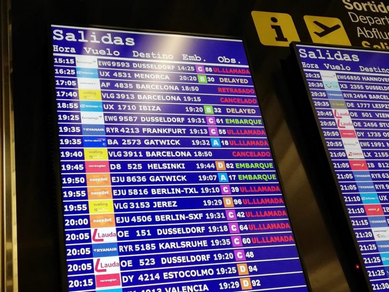 Avión United Airlines choca en Newark: Impacto contra poste y camión en aterrizaje