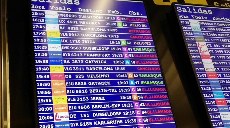 Avión United Airlines choca en Newark: Impacto contra poste y camión en aterrizaje