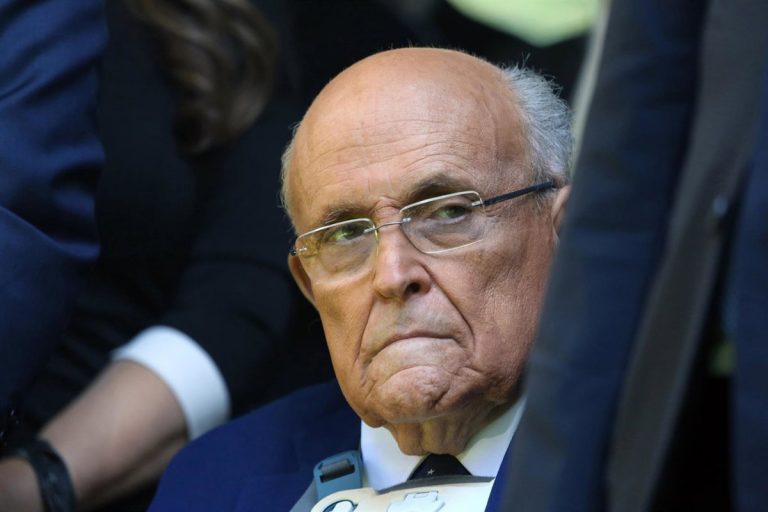 Rudy Giuliani, hospitalizado en estado crítico: Trump lo califica de "guerrero"