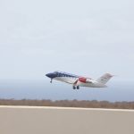 Auxiliar de vuelo: glamour, realidad y sueldo en España | OKDiario