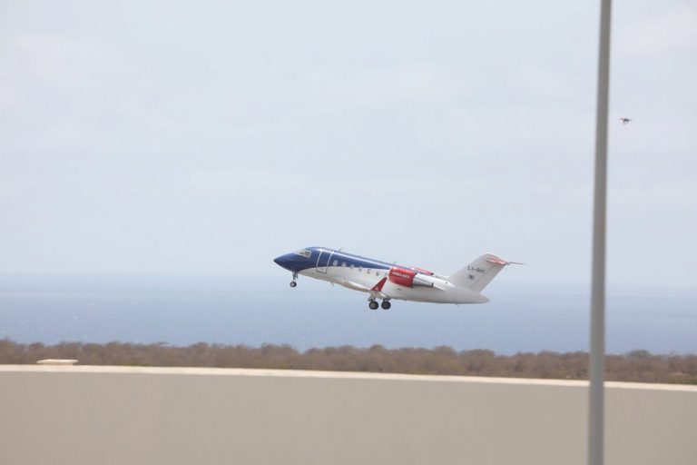 Auxiliar de vuelo: glamour, realidad y sueldo en España | OKDiario
