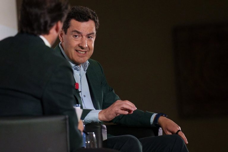 Juanma Moreno alerta de una 'verja invisible' financiera en Gibraltar