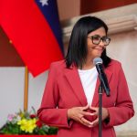 Delcy Rodríguez ignora sanciones UE y viaja a La Haya por el Esequibo