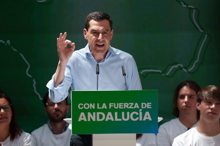 Juanma Moreno revela ser la voz del himno del PP 'Kilómetro Sur'. El inesperado giro musical del candidato andaluz.