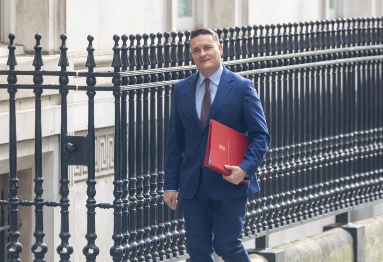 Wes Streeting desafía a Keir Starmer y se postula para liderar el Partido Laborista británico