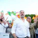 Santiago Abascal burla a Sánchez en el Congreso: deja a Zapatero en la cuneta por la 'prioridad nacional'