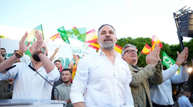 Santiago Abascal burla a Sánchez en el Congreso: deja a Zapatero en la cuneta por la 'prioridad nacional'