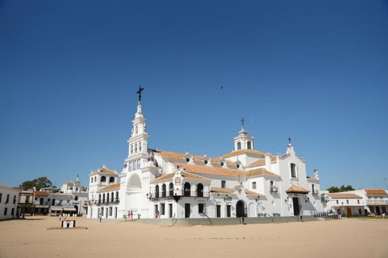 CNMC exige a Endesa evaluar el suministro eléctrico de 141 viviendas en Estepona