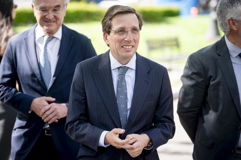 Alcalde Madrid: Almeida apoya al Rayo en su final y advierte sobre caos electoral