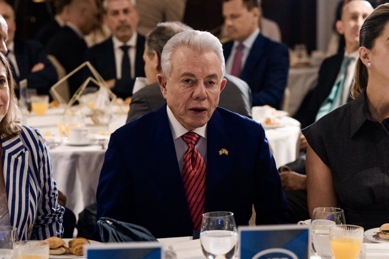 Embajador de EEUU en España advierte a Sánchez sobre China y defensa