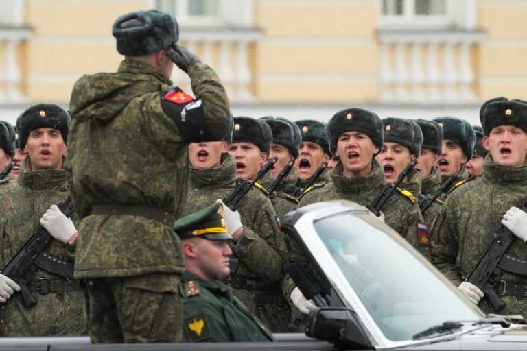 Putin borra tanques y misiles de su desfile: el inédito gesto que aterroriza al Kremlin