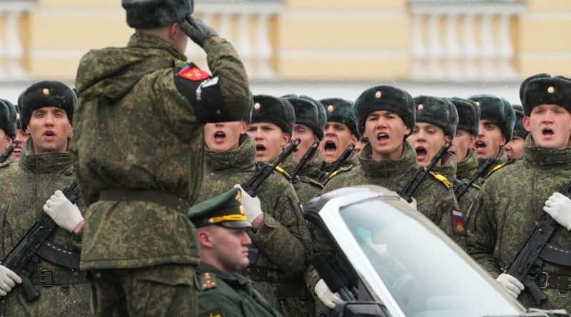 Putin borra tanques y misiles de su desfile: el inédito gesto que aterroriza al Kremlin
