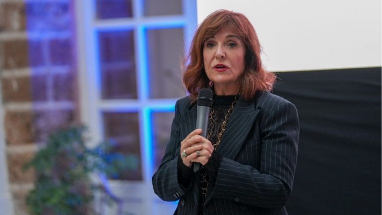 Elvira Lindo carga contra Ayuso por su viaje a México: "Colonialista y perdonavidas"