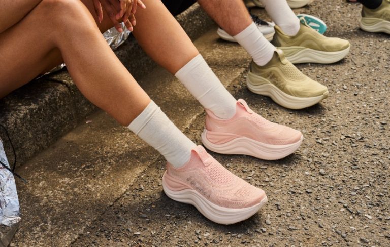 Zapatillas deportivas: el consumo tendencia que arrasa en España. Descubre cómo marcan la moda urbana y el armario de 2025.