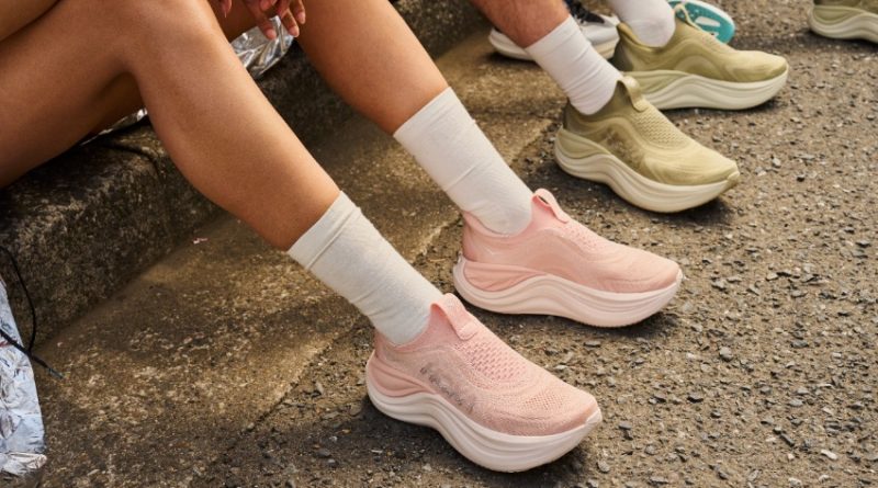 Zapatillas deportivas: el consumo tendencia que arrasa en España. Descubre cómo marcan la moda urbana y el armario de 2025.
