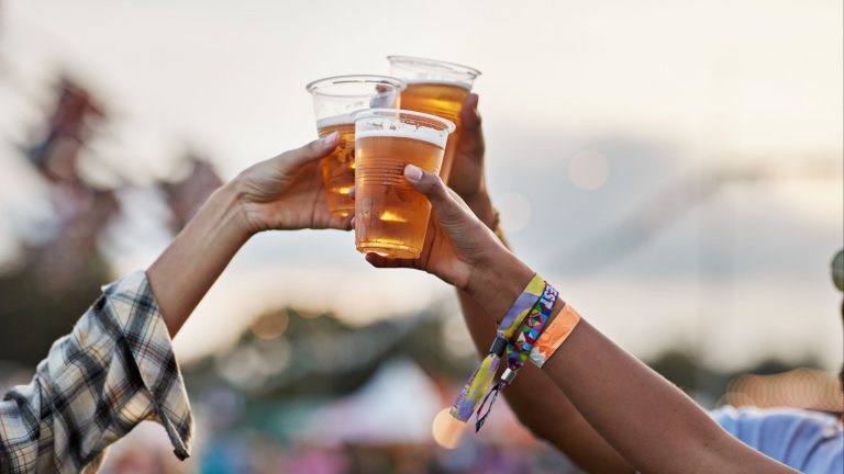 Consumo de alcohol entre jóvenes españoles se desploma un 60% en 20 años. Analizamos las causas y consecuencias.