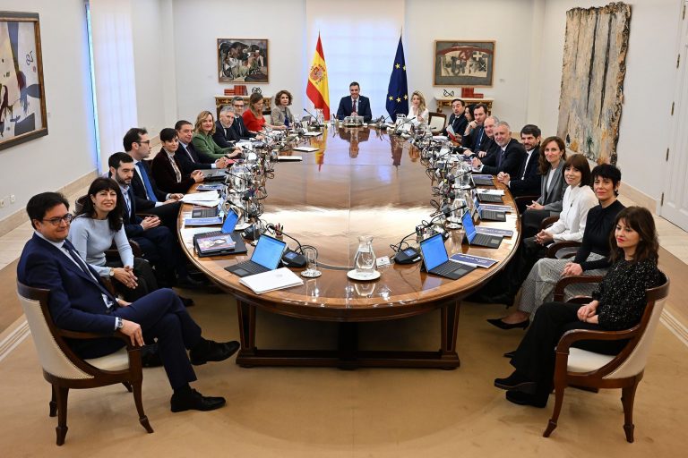 Gobierno español aprueba leyes de IA y anti-SLAPP: Regulación y protección para el futuro