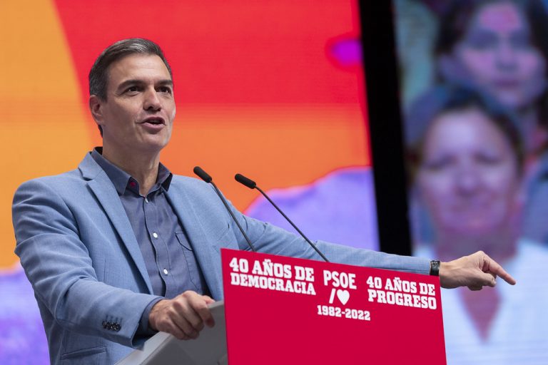 Felipe González exige a Zapatero la devolución de joyas y Sánchez lo defiende