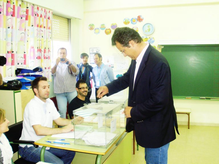 Keiko Fujimori lidera el escrutinio presidencial en Perú por la mínima