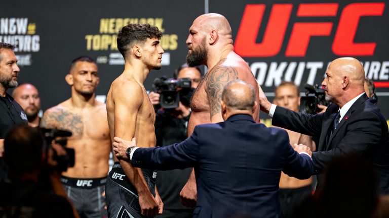 Ilia Topuria lanza botella a Josh Hokit en rueda de prensa UFC Freedom 250