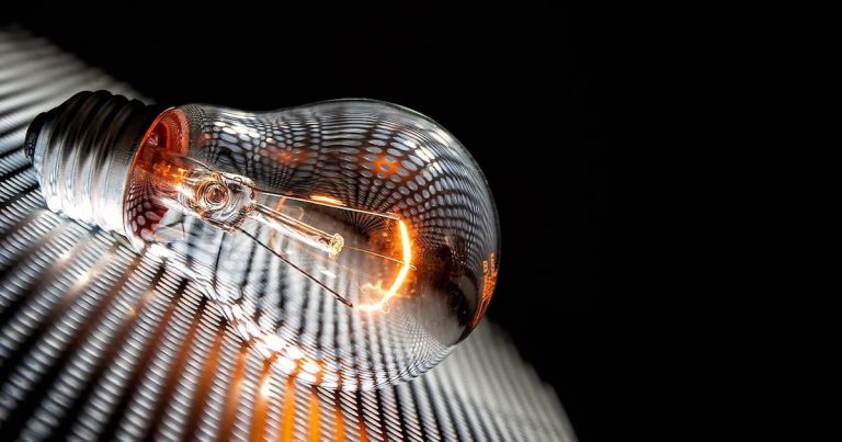 Precio de la luz: ¿Pagas de más por tu potencia contratada? Descubre cómo evitarlo