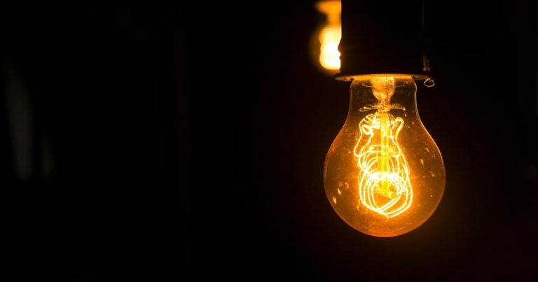 Precio luz hoy lunes 15 de junio: ¿cuándo es más barato poner la lavadora?