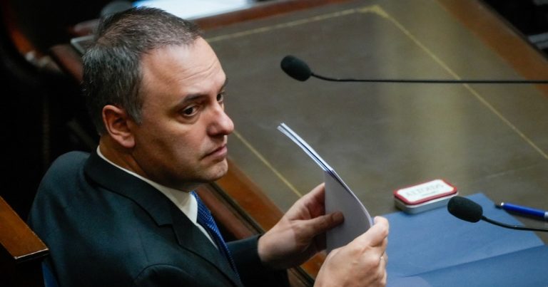 Adorni dimite: Investigación por enriquecimiento ilícito sacude al Jefe de Gabinete