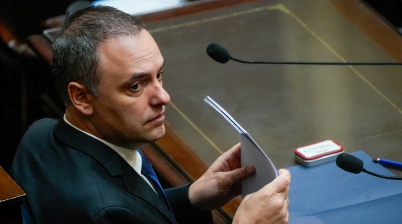 Adorni dimite: Investigación por enriquecimiento ilícito sacude al Jefe de Gabinete