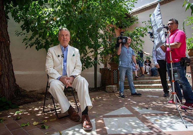 Alec Baldwin, cautivado por Granada: rueda 'El sastre del rey' y visita la Alhambra