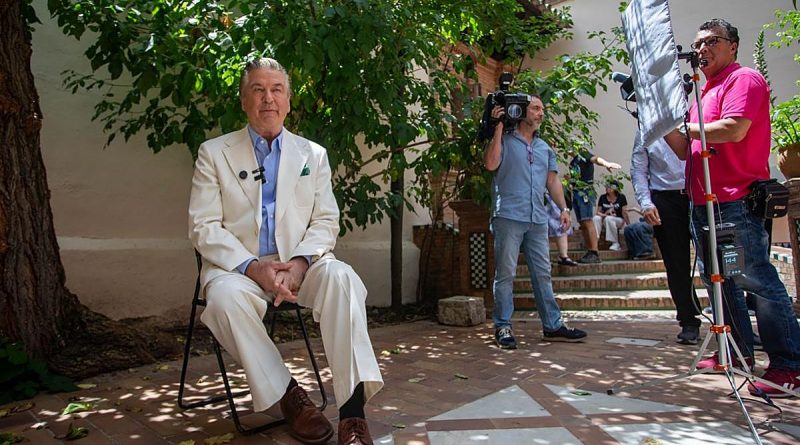 Alec Baldwin, cautivado por Granada: rueda 'El sastre del rey' y visita la Alhambra