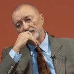 Arturo Pérez-Reverte: la estricta rutina del escritor a los 74 años