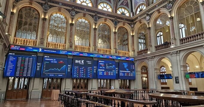 El IBEX 35 se dispara y la luz marca récords: análisis de la situación