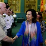 Margarita Robles desafía a Interior condecorando a mandos clave de la UCO
