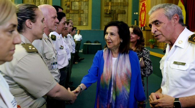 Margarita Robles desafía a Interior condecorando a mandos clave de la UCO