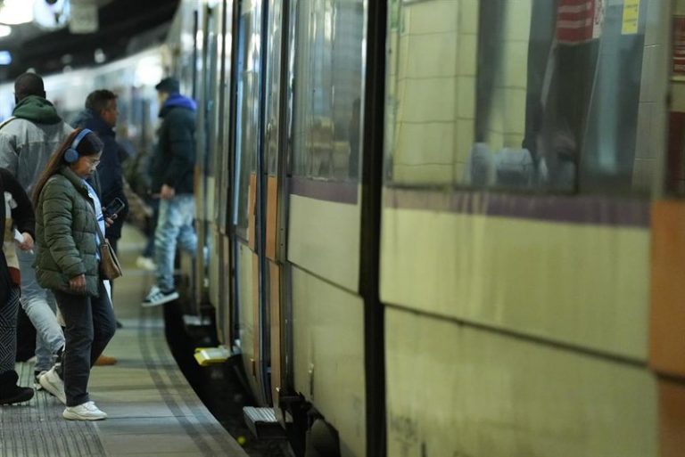 Huelga Renfe: 320 trenes cancelados y un seguimiento irrisorio que indigna a los viajeros