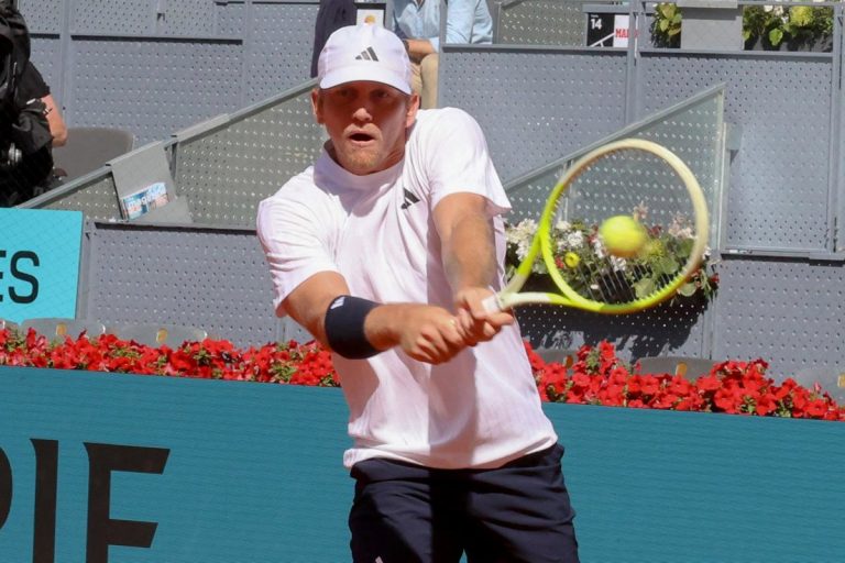 Alejandro Davidovich roza la gloria en Queen's: ¡Cuartos de final a la vista de Wimbledon!