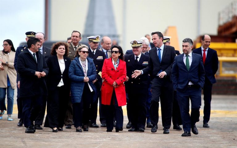 Margarita Robles desafía a Interior condecorando al exjefe de la UCO