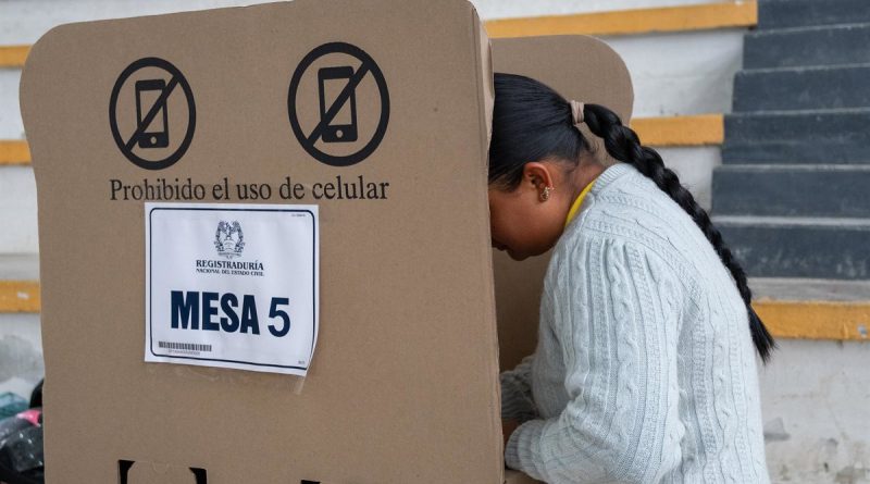 Colombia cierra urnas: Comienza el recuento para definir al próximo presidente