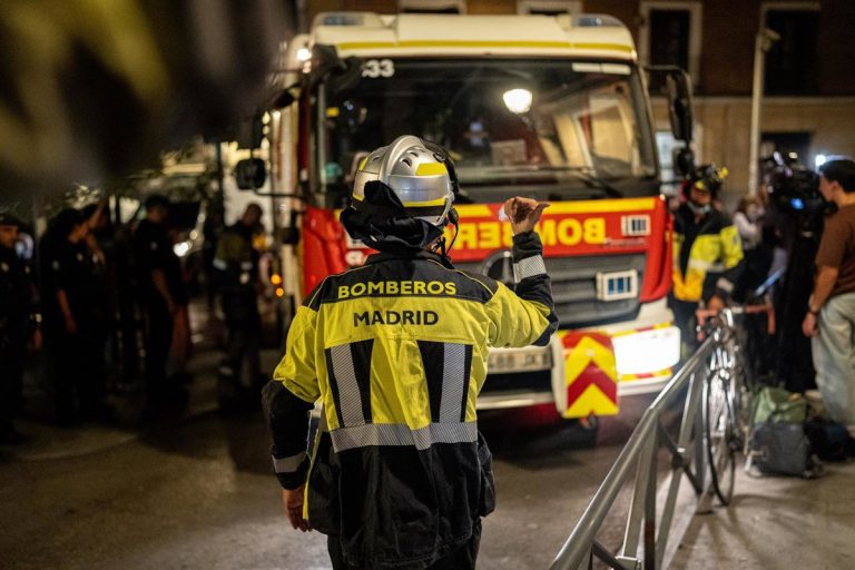 Incendio en Villaverde: Nave de trasteros arde en llamas y amenaza gasolinera