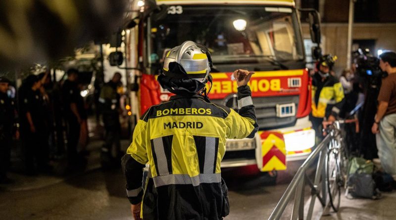 Incendio en Villaverde: Nave de trasteros arde en llamas y amenaza gasolinera
