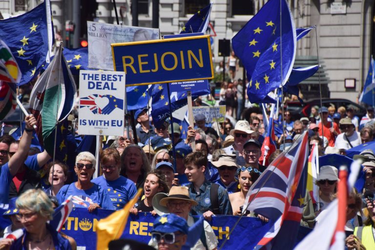 Reino Unido: Diez años de Brexit, cinco PMs y PIB en caída libre