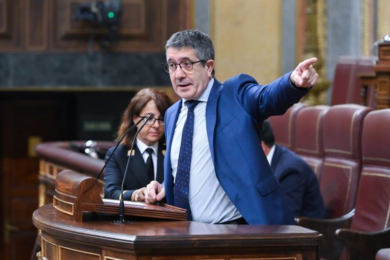 Feijóo ataca a Patxi López mencionando a su padre y provoca una respuesta brutal en el Congreso