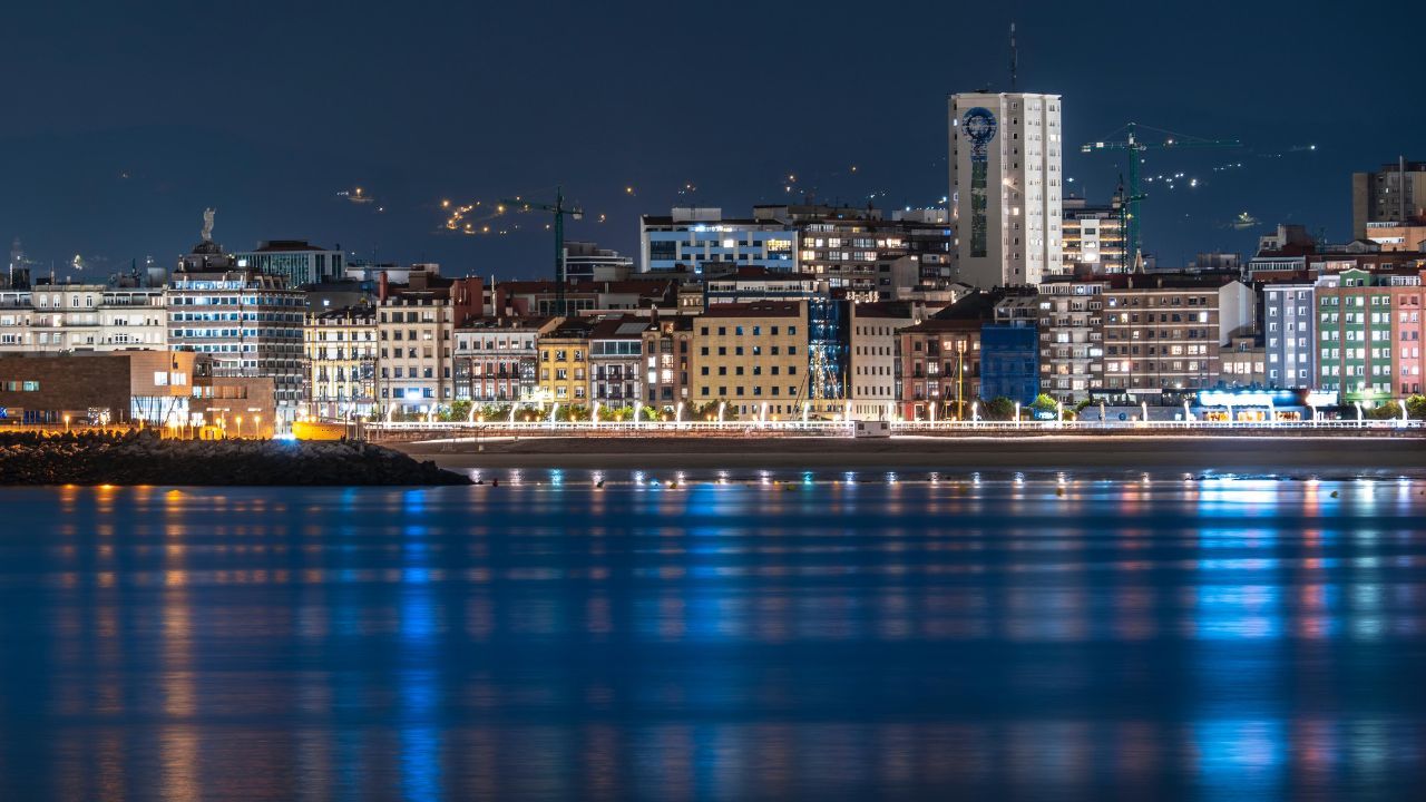 Asturias brilla más en sus ciudades: estudio revela la huella luminosa y cambio a luz fría