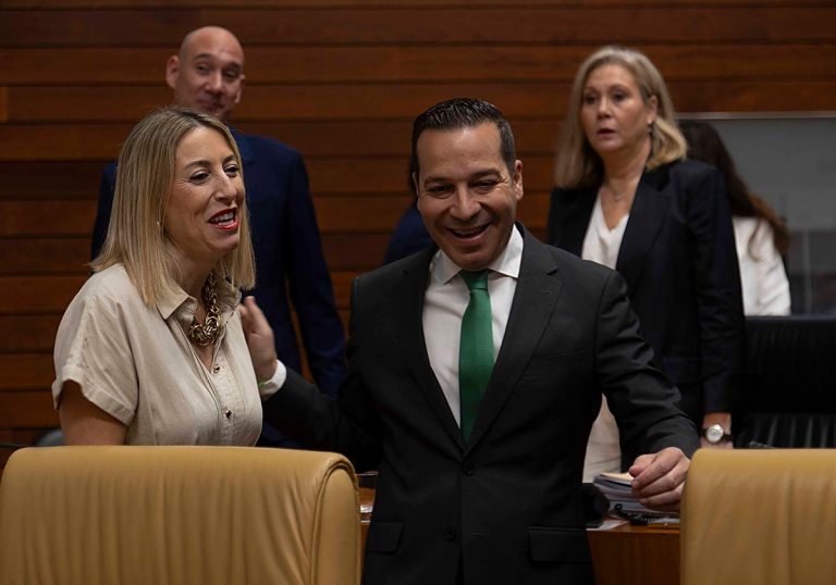 María Guardiola aprueba presupuestos con Vox; PSOE ofrece apoyo condicionado