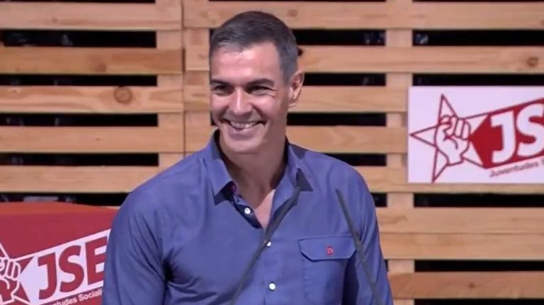 Sánchez arremete contra la oposición y reafirma su plan de "gobernar hasta 2027"
