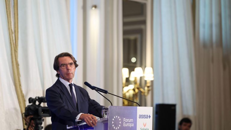 Aznar fulmina a Sánchez: exige "mayoría nacional" para echarle del Gobierno
